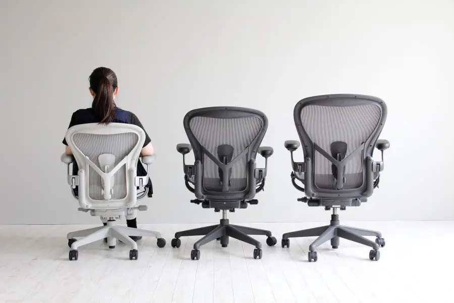 アーロンチェア リマスタードに座る身長158㎝の女性