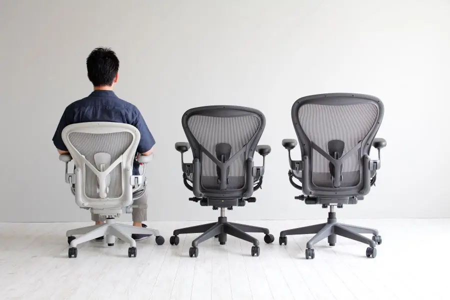 アーロンチェア リマスタードに座る身長174㎝の男性