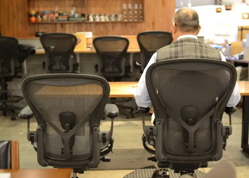 アーロンチェア リマスタードに座る身長186㎝体重94㎏の男性