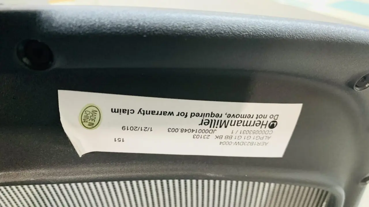 アーロンチェア リマスタードの座面裏にある型番シール