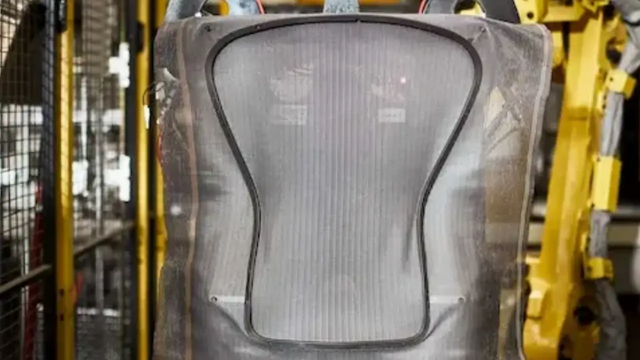 アーロンチェアのメッシュ製造